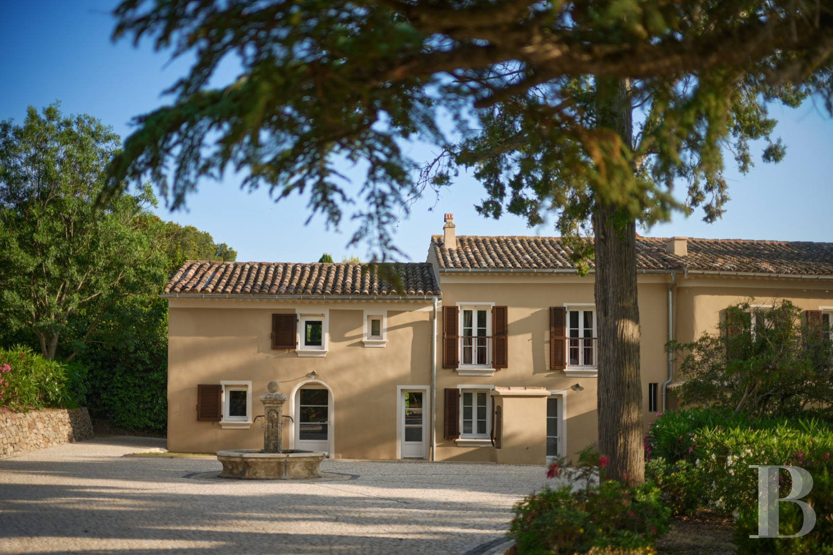 A renovated farmhouse surrounded by extensive grounds leading down to the sea, between Toulon and Hyères on the Var coast - photo  n°3